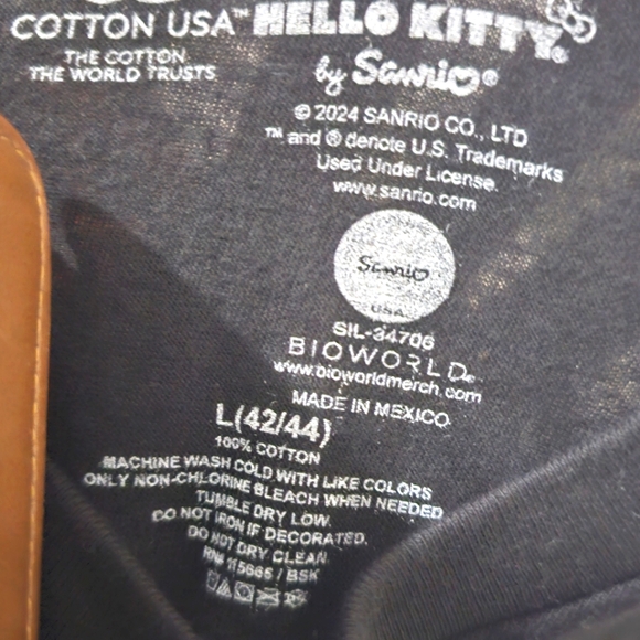 Hello Kitty x Bioworld Grahic Tshirt Size L - Picture 2 of 3